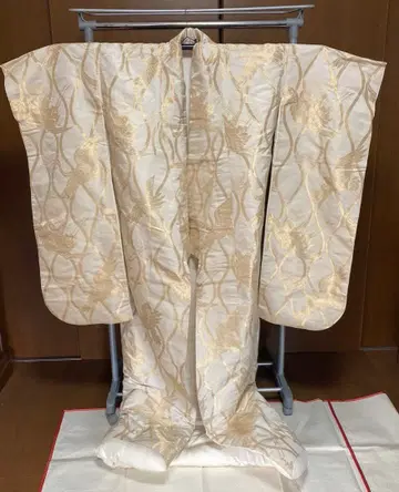 앤티크 실크 약간 아이보리색의 화이트 우치카케