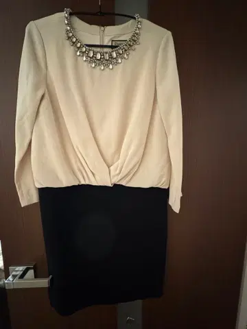 Diagram 긴팔 비쥬 무릎 기장 원피스