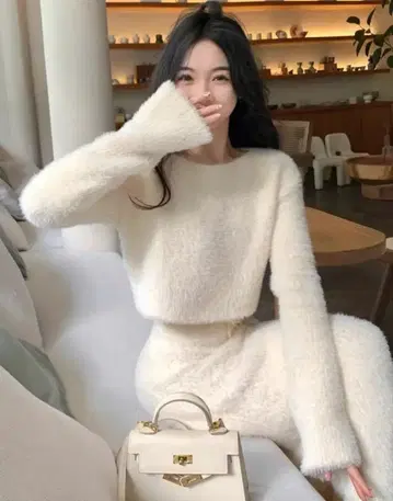 화이트 복슬복슬 니트 크롭 기장 셋업