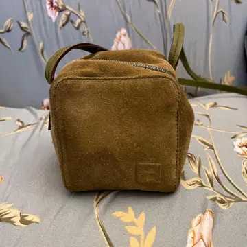 올리브색 스웨이드 큐브형 숄더백