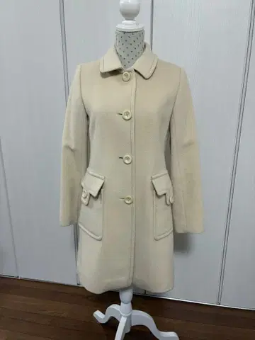 크림색 버튼 울 코트