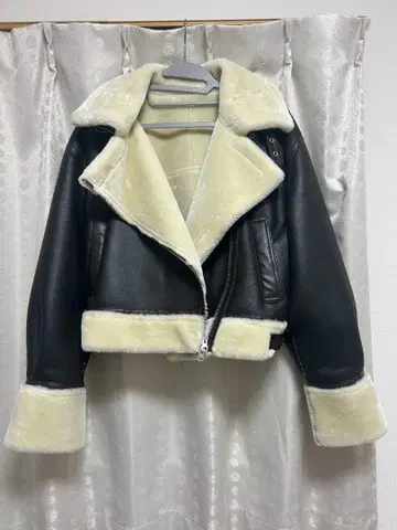 MURUA 숏 에어리 페이크 무스탕 자켓