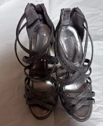 BCBGMAXAZRIA 비쥬 스트랩 그레이 샌들 하이힐