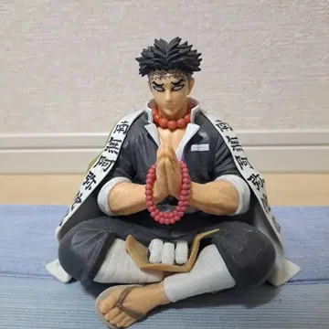 앉아있는 피규어 블랙과 화이트 도복