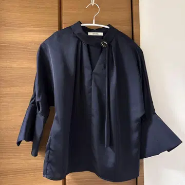 SNIDEL 네이비 플레어 슬리브 셔츠