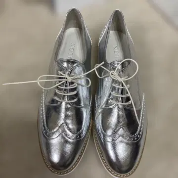 르 탈론 실버 윙팁 통굽 가죽 신발