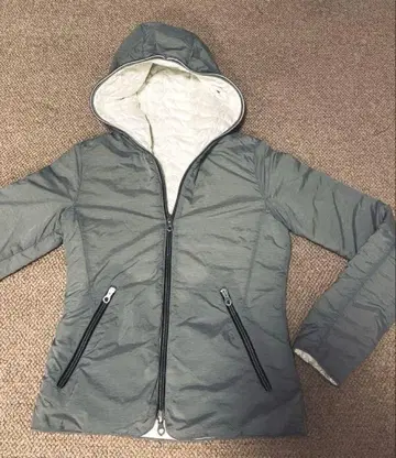 후드 부착 다운 자켓 그레이와 화이트의 리버서블입니다.