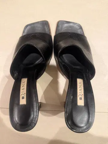 D.JANA 블랙 퀼팅 뮬 디자인