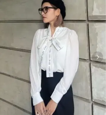 rienda 보타이 메시지 로고 프린트 블라우스