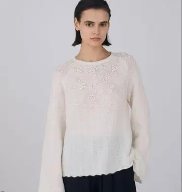 투모로우랜드 화이트 펄 장식 니트 스웨터 긴팔