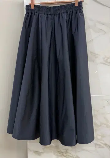 AVENIRETOILE 허리밴딩 플레어 스커트 네이비 엠프리미어