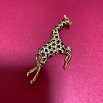빈티지 브로치 기린형 브로치 골드 컬러 스톤 장식