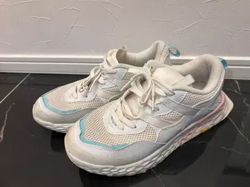 화이트 메쉬 스니커즈