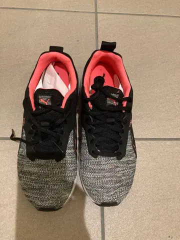 Puma 블랙/핑크 러닝 스니커즈