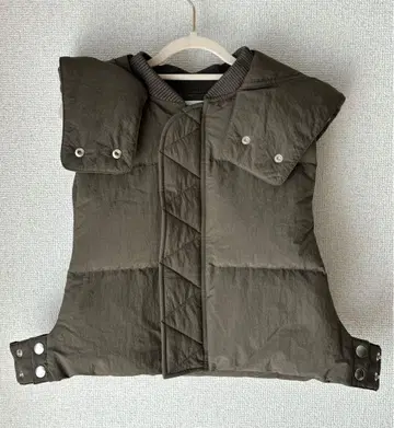 UN3D. 숏 다운 베스트 올리브색 후드 부착