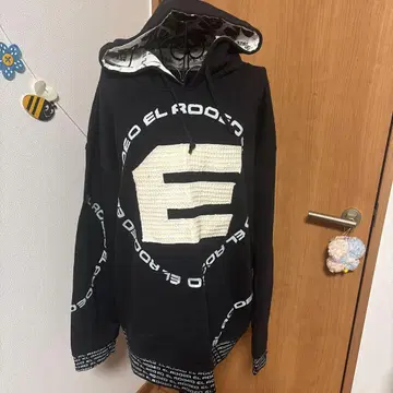 엘 로데오 E 로고 블랙 후드티