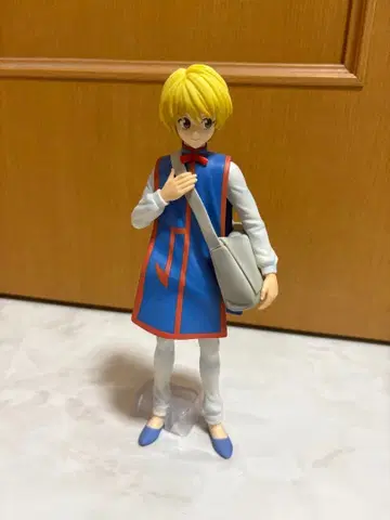 파랑과 화이트 의상의 피규어