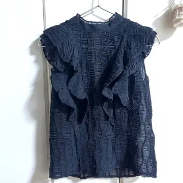 SLY 블랙 프릴 슬리브리스 상의