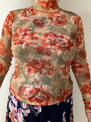 히로코비스 긴팔 얇은 소재의 시스루 원단에 회화 같은 꽃무늬 디자인