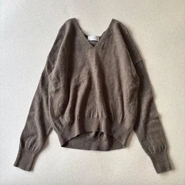 [새상품급] 슬로브 이에나 울 100% 울 뉴앙스 V넥 니트