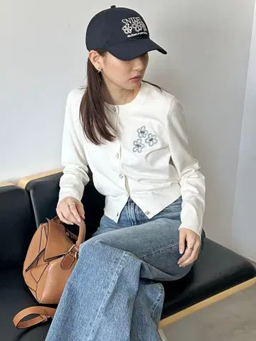 SNIDEL 플라워 모티브 원포인트 가디건 아이보리