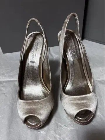 BCBGMAXAZRIA 베이지 스트랩 샌들