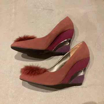 퍼 달린 핑크 웨지힐 펌프스 LL