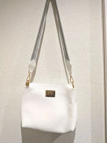 화이트 숄더백 폴리폴리