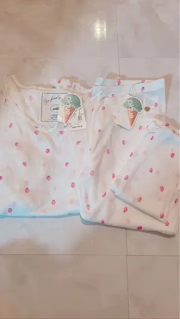 [택 포함 새상품] 젤라또피케 스트로베리 딸기 풀오버 레깅스