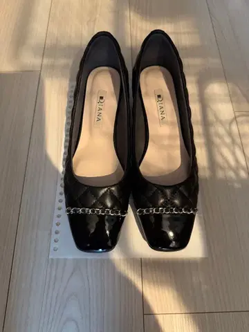 DIANA 블랙 퀼팅 펌프스