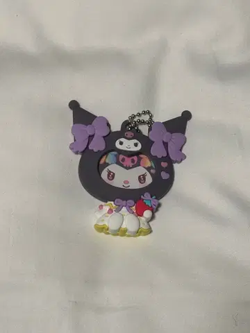 사진 배지가 달린 마스코트