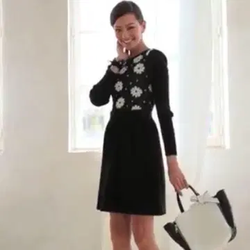 엠즈 그레이시 플라워 리본 니트 원피스 무릎 기장 블랙