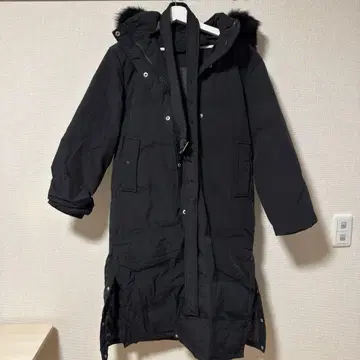 블랙 다운 후드 부착 롱 코트