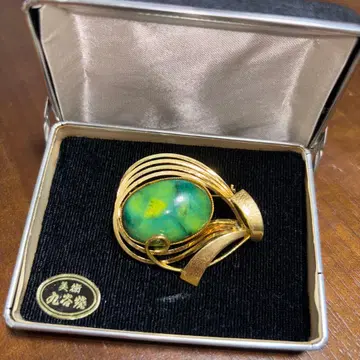 [구타니야키] 그린스톤의 골드 컬러 브로치 빈티지