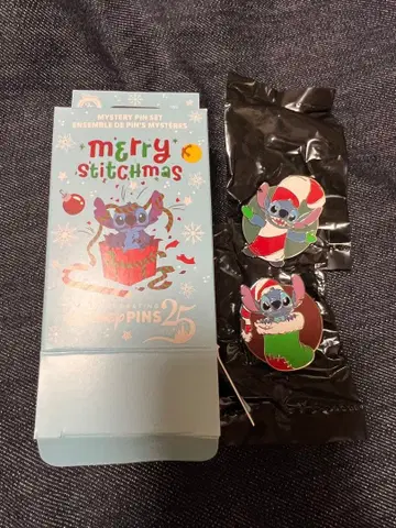 디즈니 스토어 스티치 크리스마스 핀 배지 2개