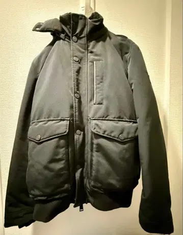 GUESS 블랙 퍼 후드 다운 자켓