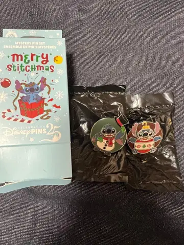 디즈니 스토어 스티치 크리스마스 핀 배지 2개