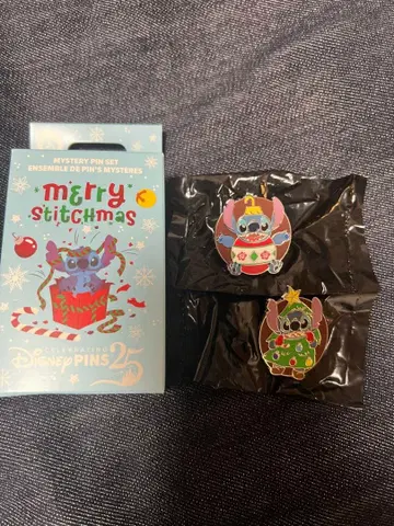 디즈니 스토어 스티치 크리스마스 핀 배지 2개