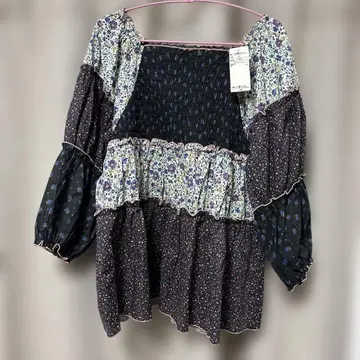 새상품 사만사 모스모스 꽃무늬 패치워크 블라우스 블랙