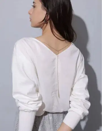 아르페쥬 스토리 백 체인이 달린 풀오버