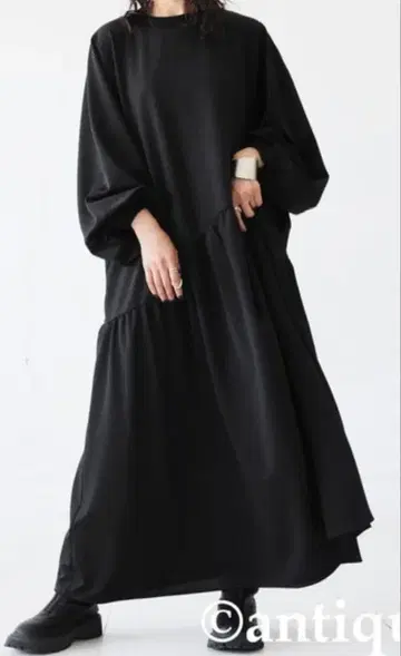 안티카 블랙 롱 원피스 절개 모드