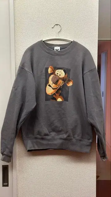 디즈니 티거 프린트 맨투맨