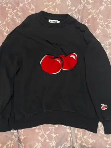 KIRSH 체리 자수 블랙 맨투맨