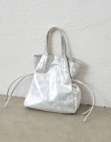 sheinery 메탈릭 실버 핸드백 가죽