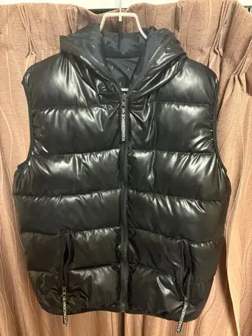 후드 부착 블랙 다운 베스트