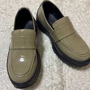 컨디션 최상 비어즐리 에나멜 가죽 로퍼 카키 24.5cm