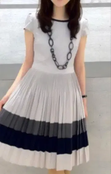 엠프리미어 슬리브리스 플리츠 원피스 베이지