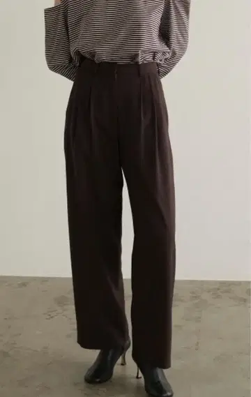 [ 미사용 새상품 택 포함 ] CLANE 베이직 턱 팬츠 브라운