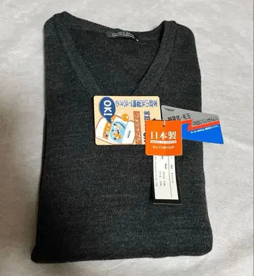 다크 그레이 V넥 니트 스웨터