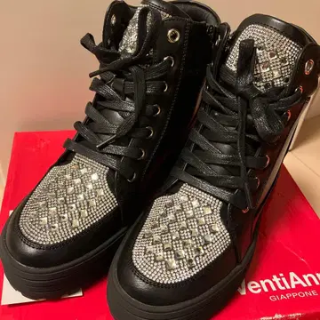 스톤 장식 블랙 하이컷 스니커즈